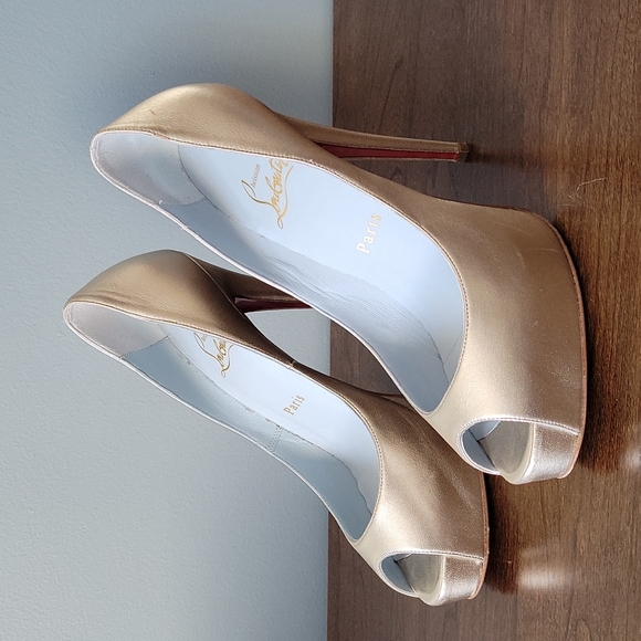 Christian Louboutin gold peep toe pump - Picture 2 of 9